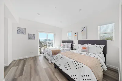 Photo 4 - Comfort Suite Los Angeles