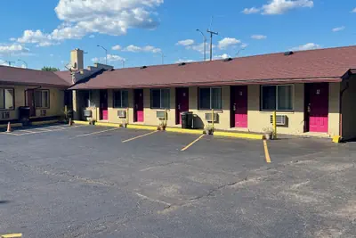 Photo 2 - Deluxe Inn Motel