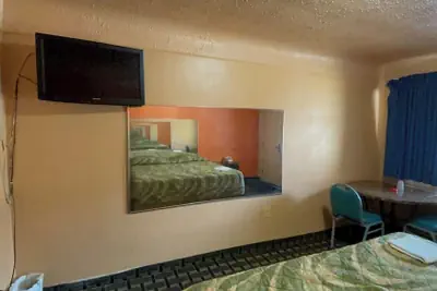 Photo 5 - Deluxe Inn Motel