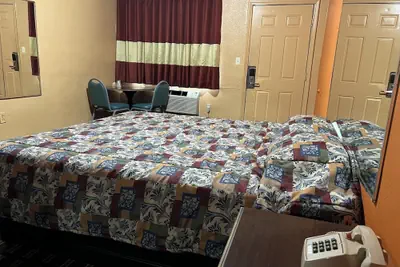 Photo 4 - Deluxe Inn Motel