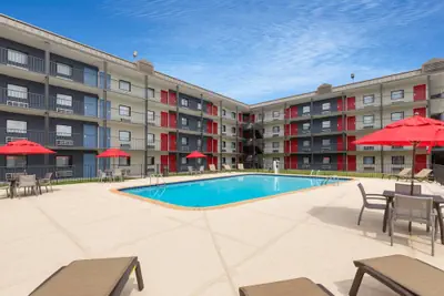 Photo 2 - Ramada By Wyndham Kenner/New Orleans Airport South