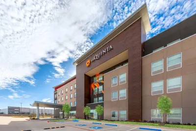 Photo 2 - La Quinta Inn & Suites by Wyndham DeSoto