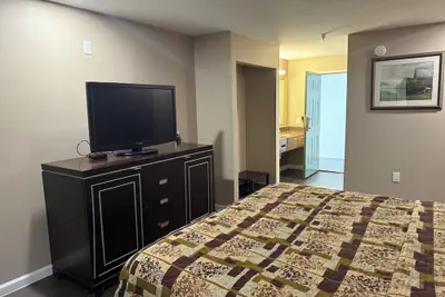 Photo 5 - Magnolia Bay Hotel & Suites
