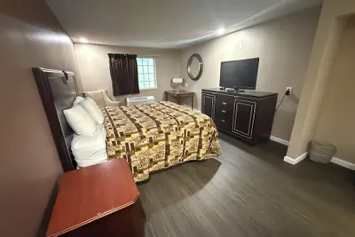 Photo 3 - Magnolia Bay Hotel & Suites