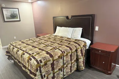 Photo 4 - Magnolia Bay Hotel & Suites