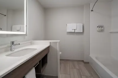Photo 5 - Holiday Inn Express & Suites Linden – Newark South by IHG