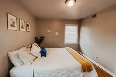 Photo 3 - The Burrow-Cozy 3 BDRM HM - Free Parking