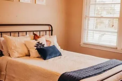 Photo 5 - The Burrow-Cozy 3 BDRM HM - Free Parking