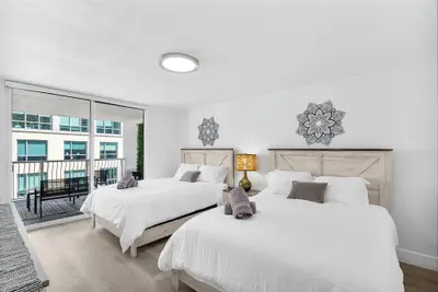 Photo 5 - Sky High 31st Floor Condo W Parking
