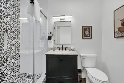 Photo 5 - Evergreen Escape W/hot-tub 5 Min to Downtown!