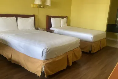Photo 5 - Evergreen Plaza Inn