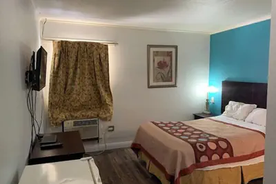 Photo 4 - Holiday Motel