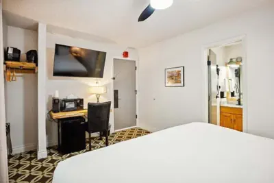 Photo 3 - Highliner Hotel