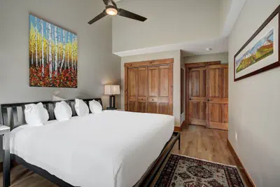 Photo 5 - Beautifully Updated Mountain Chic Condo 1 Bedroom Condo