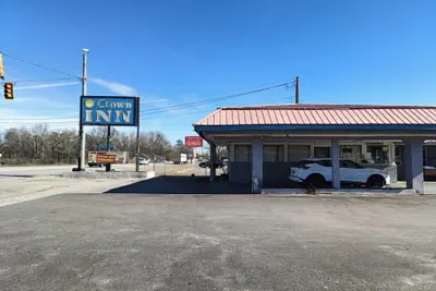 Photo 2 - Crown Inn By Oyo Orangeburg Hwy 301