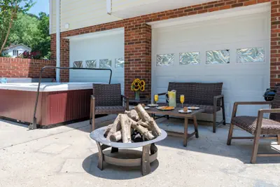 Photo 2 - KingBed Hot Tub BBQ Games Hypoallergenic