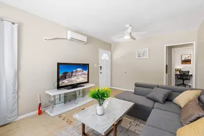 Photo 2 - Modern Retreat With Spacious Yard & Cozy Interiors