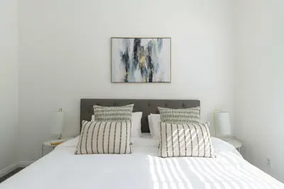 Photo 5 - Elegant Retreat Modern Comforts, Prime Location