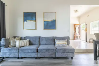 Photo 2 - Elegant Retreat Modern Comforts, Prime Location