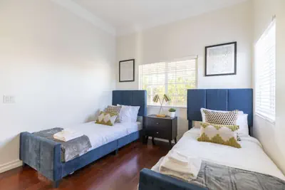 Photo 4 - Elegant Retreat Modern Comforts, Prime Location