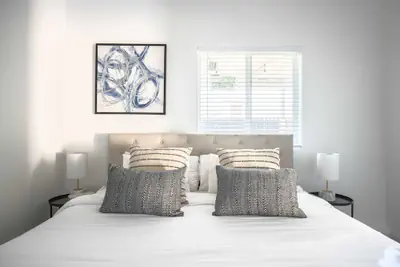 Photo 3 - Elegant Retreat Modern Comforts, Prime Location