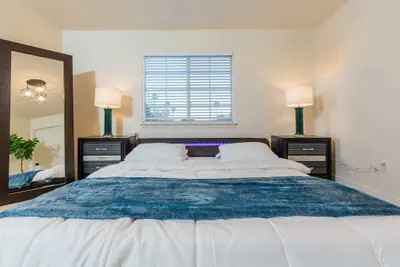 Photo 5 - Not Affected by the Fire/elegant Pasadena Retreat Prime Comfort Awaits