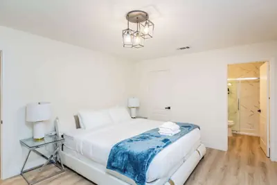 Photo 2 - Not Affected by the Fire/elegant Pasadena Retreat Prime Comfort Awaits