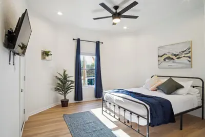 Photo 5 - Blissful 5br/3ba Haven Near Riverwalk & Downtown!