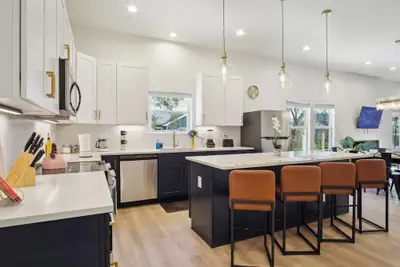 Photo 2 - Blissful 5br/3ba Haven Near Riverwalk & Downtown!