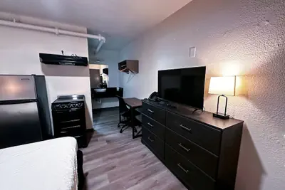 Photo 5 - Studio City Suites, A Travelodge By Wyndham