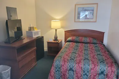 Photo 3 - Queens Lodge Motel