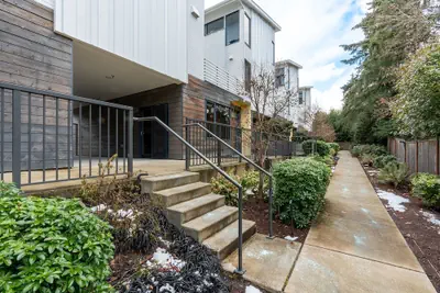 Photo 2 - Sophari East: Bellevue Apartments