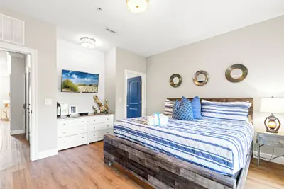 Photo 4 - Sailors Cove: 5-bedroom, 4.5 Baths, Sleeps 12! Steps Away From the Beach!