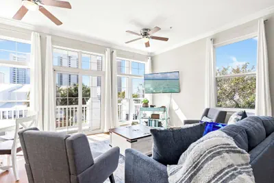 Photo 2 - Sailors Cove: 5-bedroom, 4.5 Baths, Sleeps 12! Steps Away From the Beach!