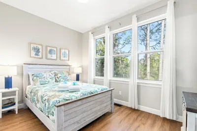 Photo 5 - Sailors Cove: 5-bedroom, 4.5 Baths, Sleeps 12! Steps Away From the Beach!
