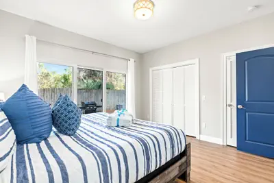 Photo 3 - Sailors Cove: 5-bedroom, 4.5 Baths, Sleeps 12! Steps Away From the Beach!