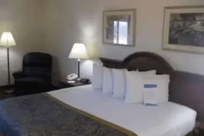 Photo 5 - LakeWood Inn & Suites