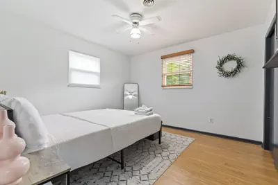 Photo 4 - Noir Manor 3BR House
