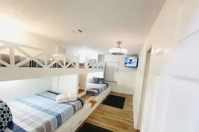 Photo 3 - Stunning 4BD Jacuzzi - 4 Min To Beach Panama City
