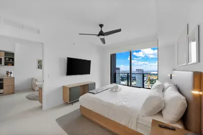 Photo 5 - Skyline Retreat Chic 1-BR with City View
