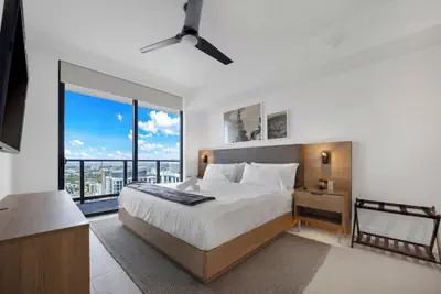 Photo 3 - Skyline Retreat Chic 1-BR with City View