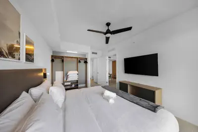 Photo 4 - Skyline Retreat Chic 1-BR with City View