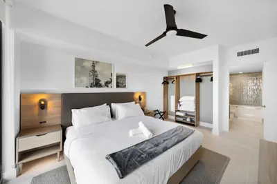 Photo 2 - Skyline Retreat Chic 1-BR with City View