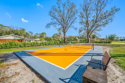 Photo 2 - The Perfect Family Retreat w Pool and Games