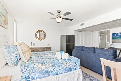 Photo 4 - Coastal Hideaway: Cozy Beachfront Studio Sleeps 4 With Stunning Views!