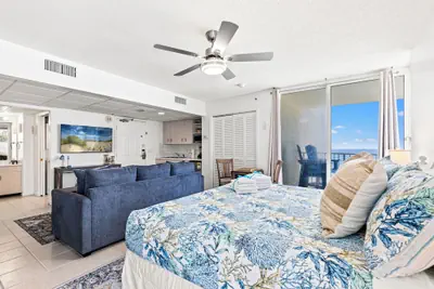 Photo 3 - Coastal Hideaway: Cozy Beachfront Studio Sleeps 4 With Stunning Views!
