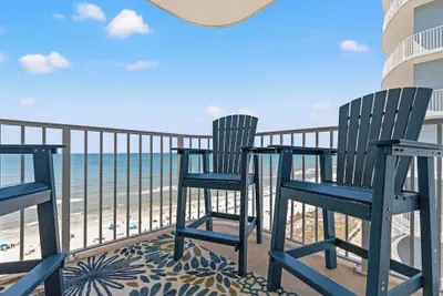 Photo 2 - Coastal Hideaway: Cozy Beachfront Studio Sleeps 4 With Stunning Views!