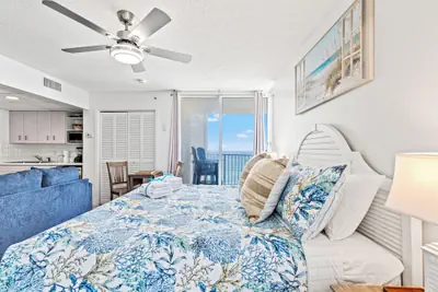 Photo 5 - Coastal Hideaway: Cozy Beachfront Studio Sleeps 4 With Stunning Views!