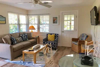 Photo 2 - King Charles Avenue 502d