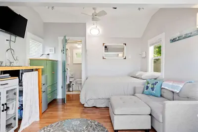Photo 5 - Just Beachy Charming Studio!